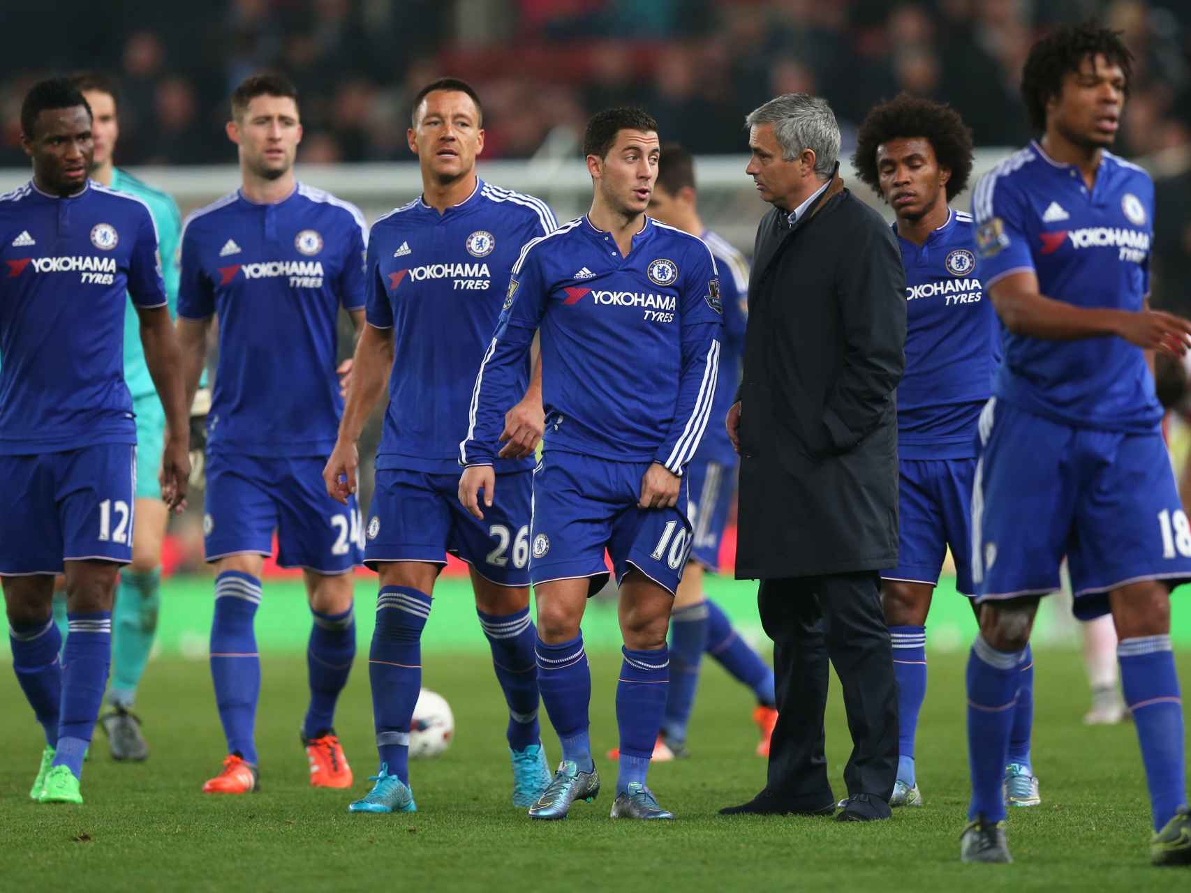 Mourinho con sus jugadores tras perder contra el Stoke City.