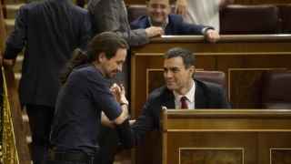 Pablo Iglesias saluda a Pedro Sánchez en el arranque de legislatura.