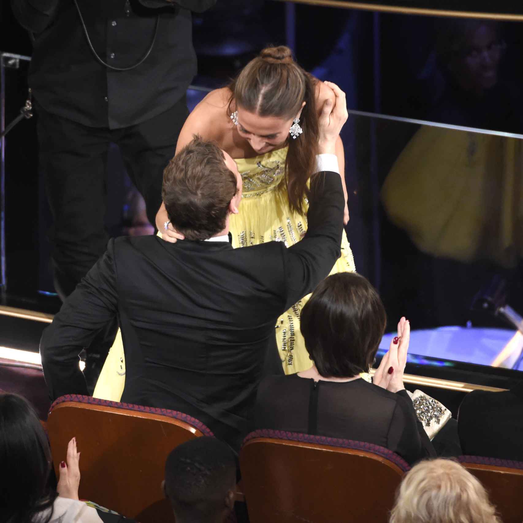 Alicia Vikander besa a su novio el actor Michael Fassbender antes de subir a recoger el Oscar