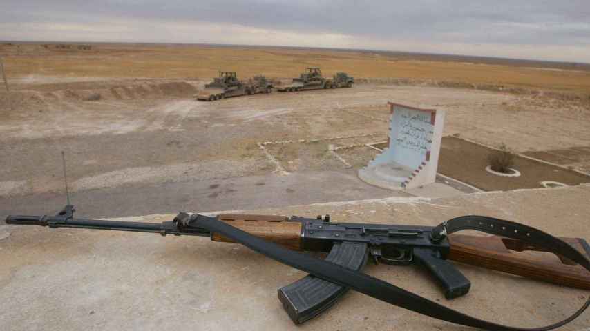 Un fusil ak-47, en la frontera entre Irak y Siria.