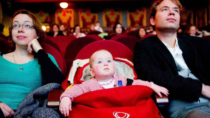 Una pareja disfruta de una película con su bebé en la sala de cine "The Movies" en Amsterdam (Holanda).