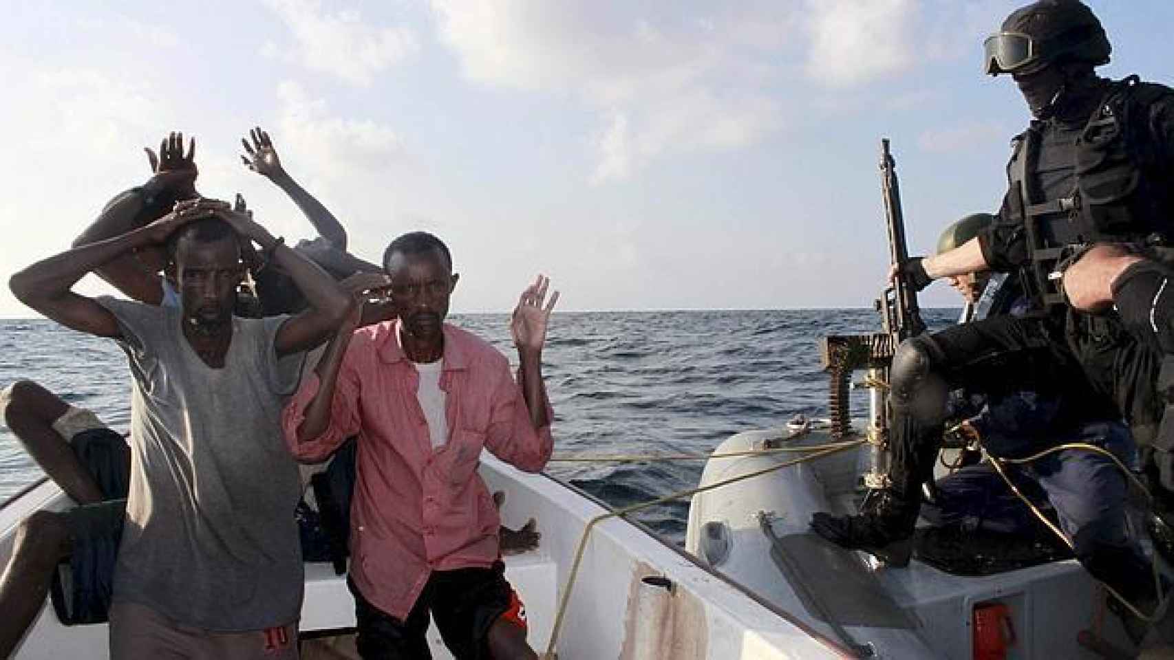 Piratas somalíes apresados por una fragata portuguesa en 2009.