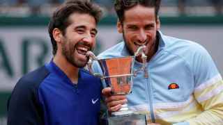 Feliciano y Marc López celebran el título de dobles de Roland Garros.