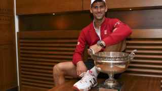 Djokovic con la Copa que le proclama campeón de Roland Garros.