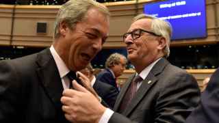 Juncker saluda a Farage antes del pleno de la Eurocámara que debatió el 'brexit'