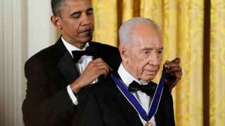 Barack Obama le impuso la Medalla de la Paz a Simón Peres en junio de 2012.