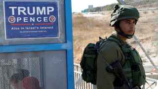 Un cartel de campaña de Trump, en un control cerca de una colonia judía en Cisjordania.
