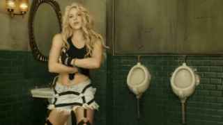 Shakira provoca así en un cuarto de baño de hombres