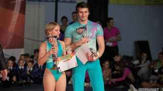 Katerina, hija de Putin, recoge uno de sus trofeos deportivos junto a su pareja de baile.