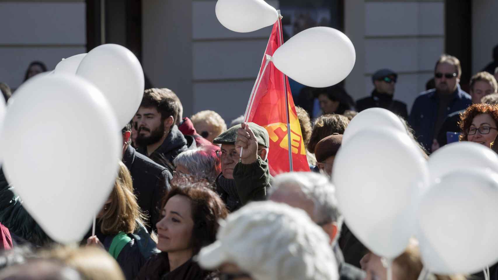 Un momento de la manifestación por la calidad de la sanidad pública convocada por Marea Blanca en Sevilla.