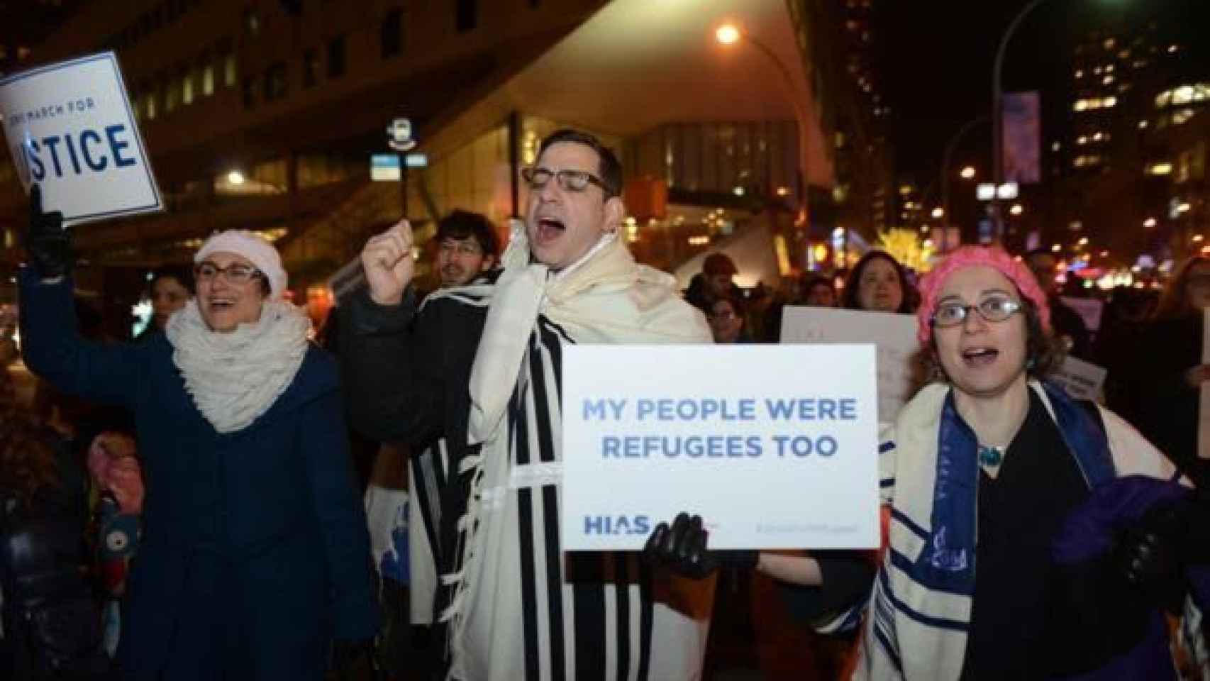 Kreiman (d) durante la protesta contra el veto migratorio el lunes en Nueva York.