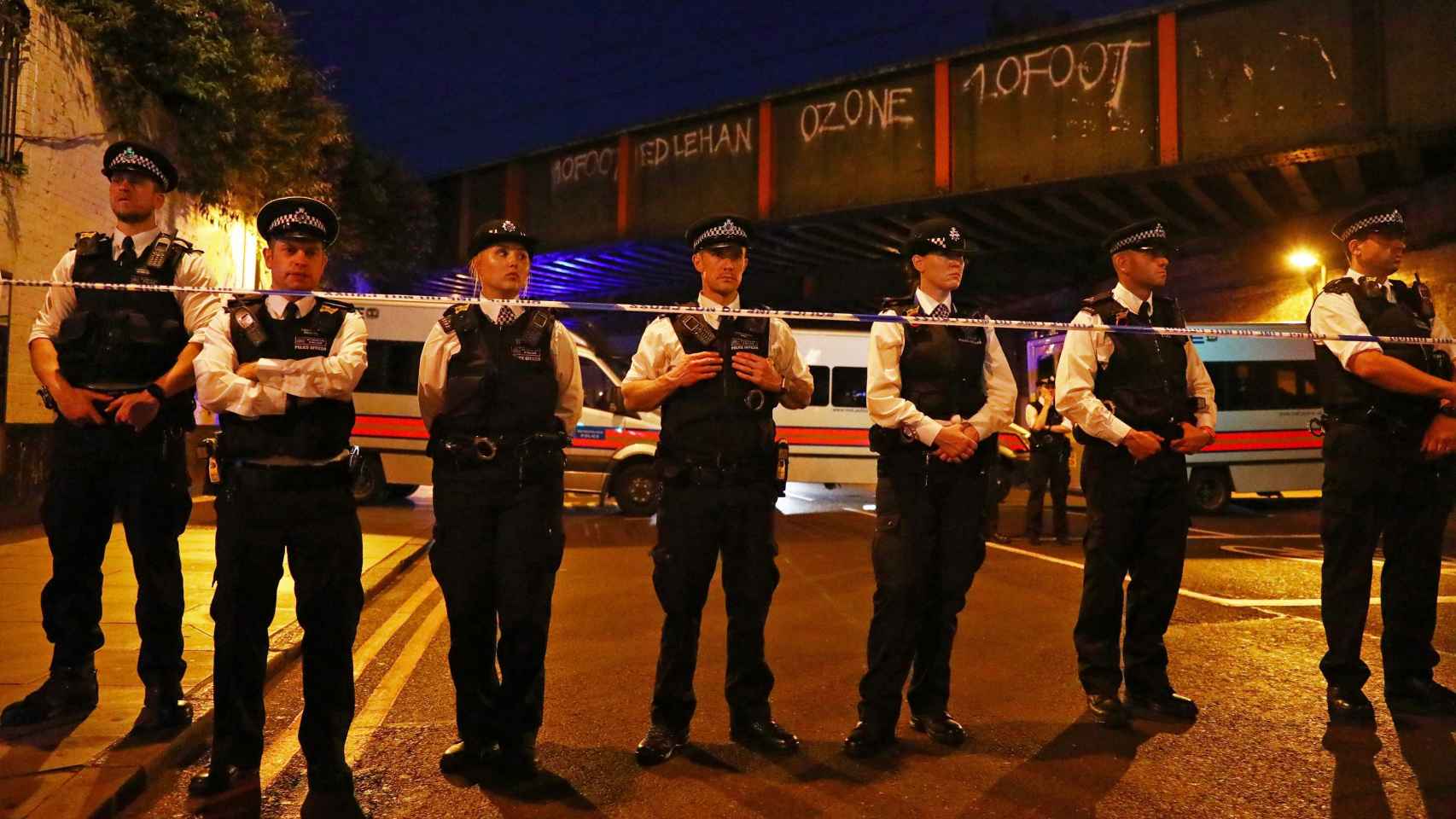 Efectivos de la policía británica forman una fila acordonando la calle. / Reuters