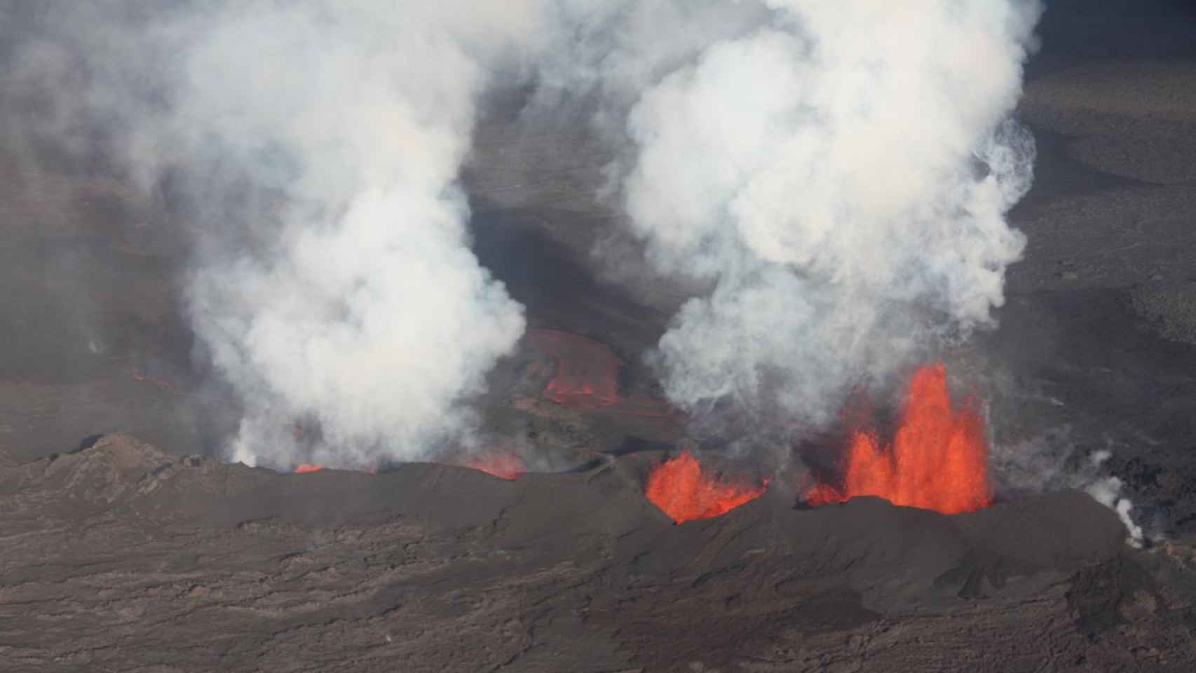 El volcán Holuhraun, en Islandia. Parte del gas evaporado es agua del manto.