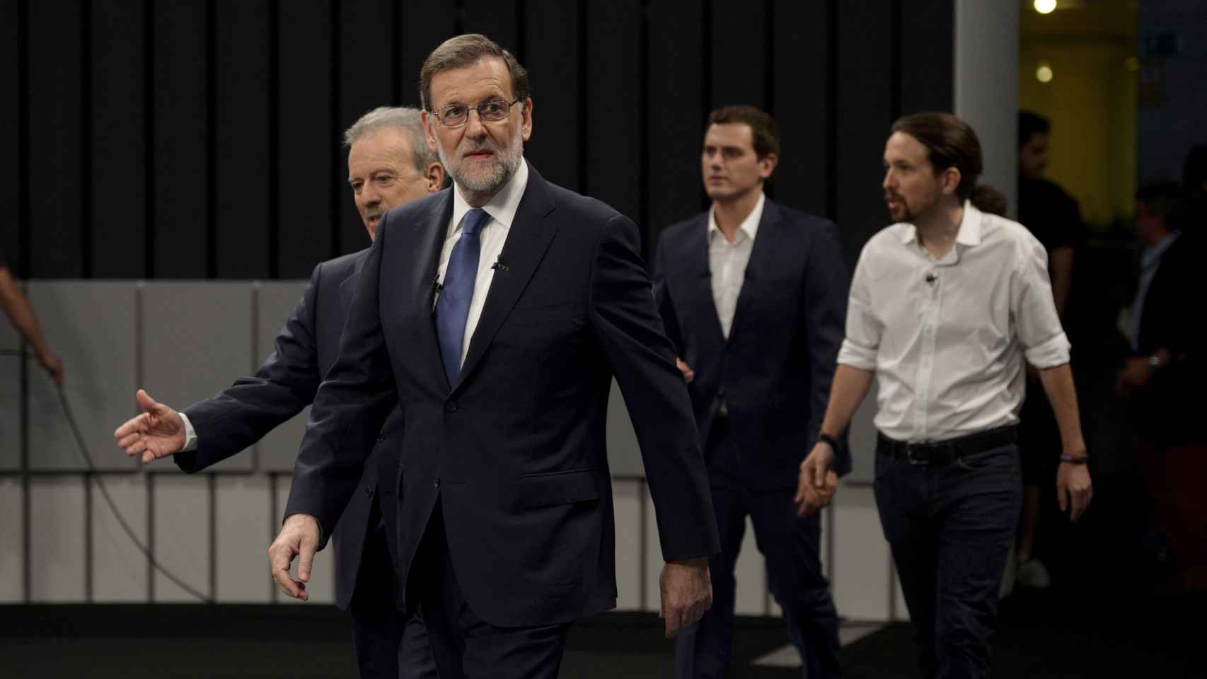 Mariano Rajoy con traje oscuro, camisa blanca y corbata azul