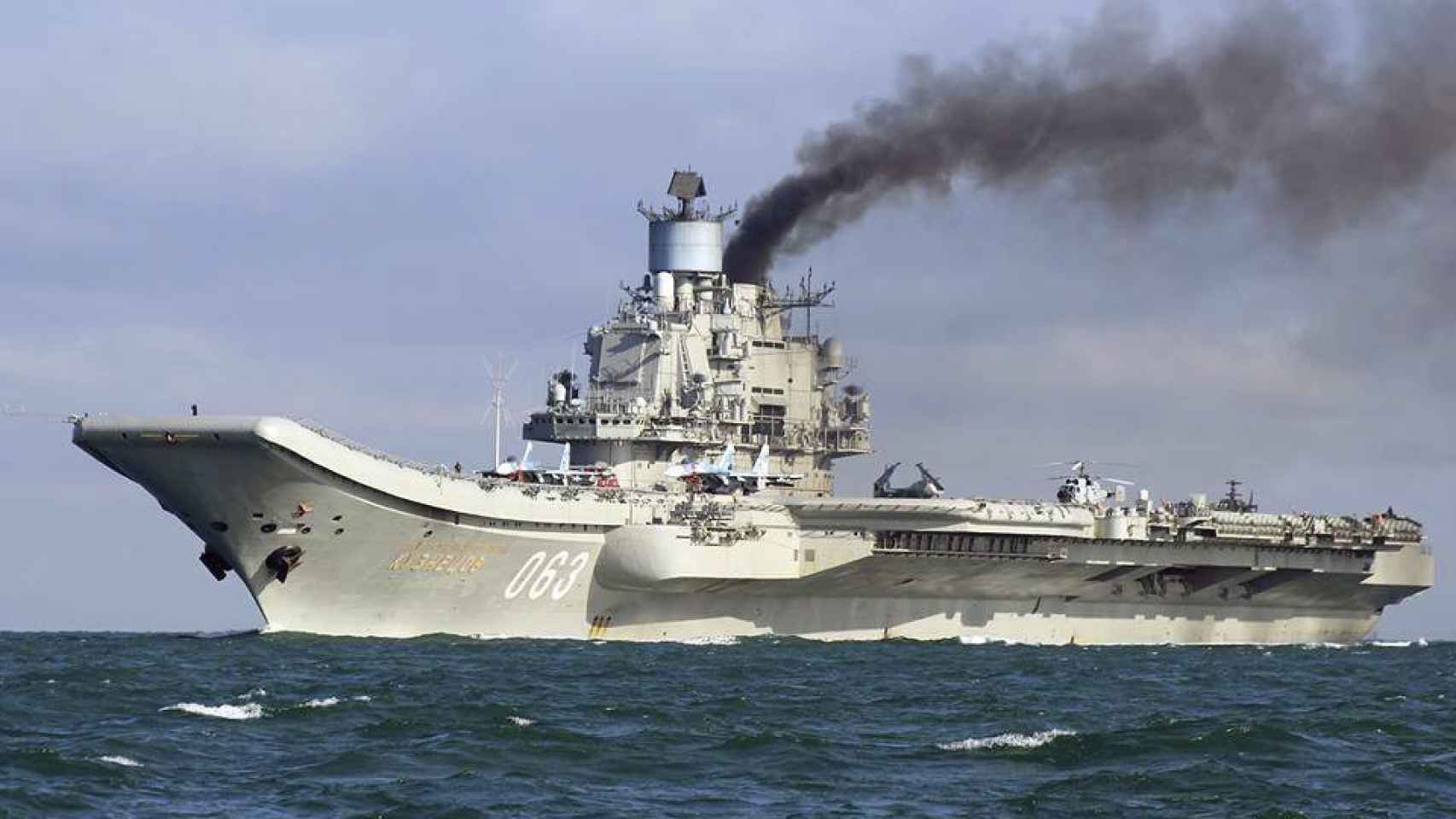 Imagen del portaaviones ruso a su paso por el Canal de la Mancha.