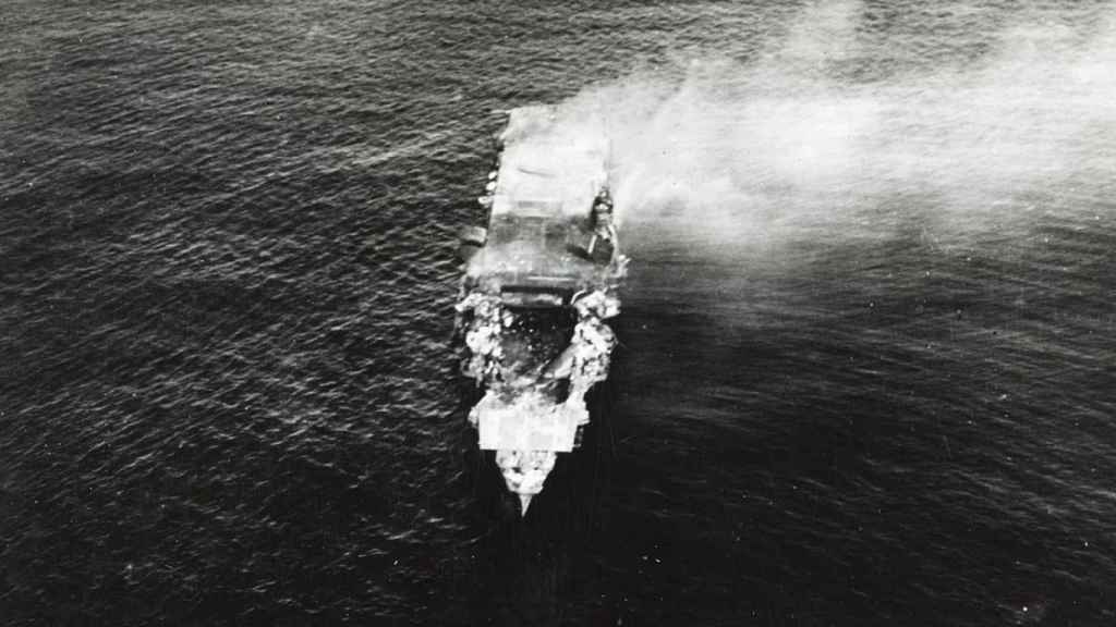 El portaaviones japonés Hiryu, justo antes de hundirse.