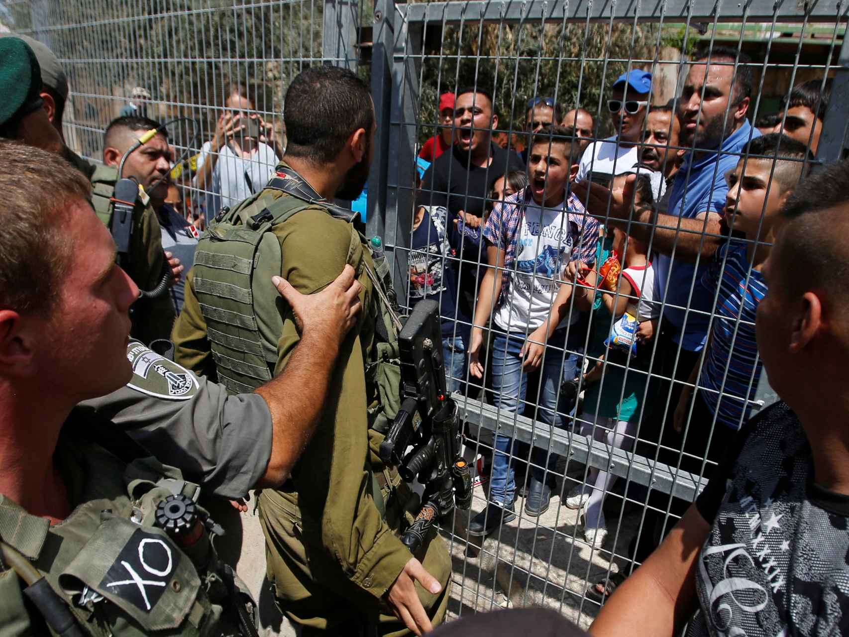 Manifestantes palestinos discuten con las tropas israelís.