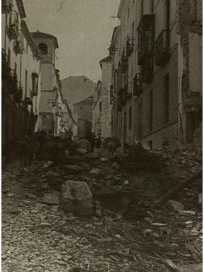 Una calle de Jaén, tras el bombardeo de 1937.