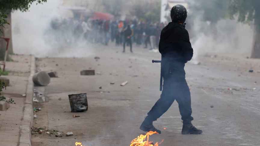Túnez. Democracia e islamismo a golpe de talonario - Página 4 Tunez-Protestas_sociales-Africa_276234311_59983043_864x486