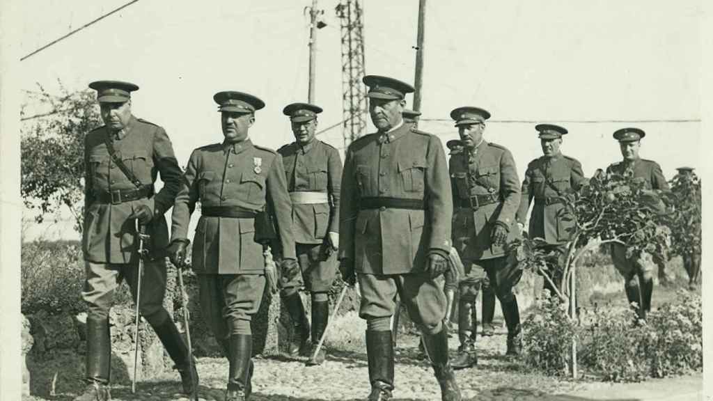 Franco (centro) y varios de sus oficiales en una foto de mayo de 1936.