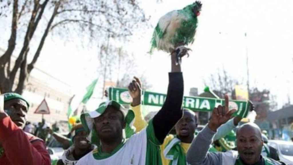 Resultado de imagen para aficionados de nigeria con gallinas