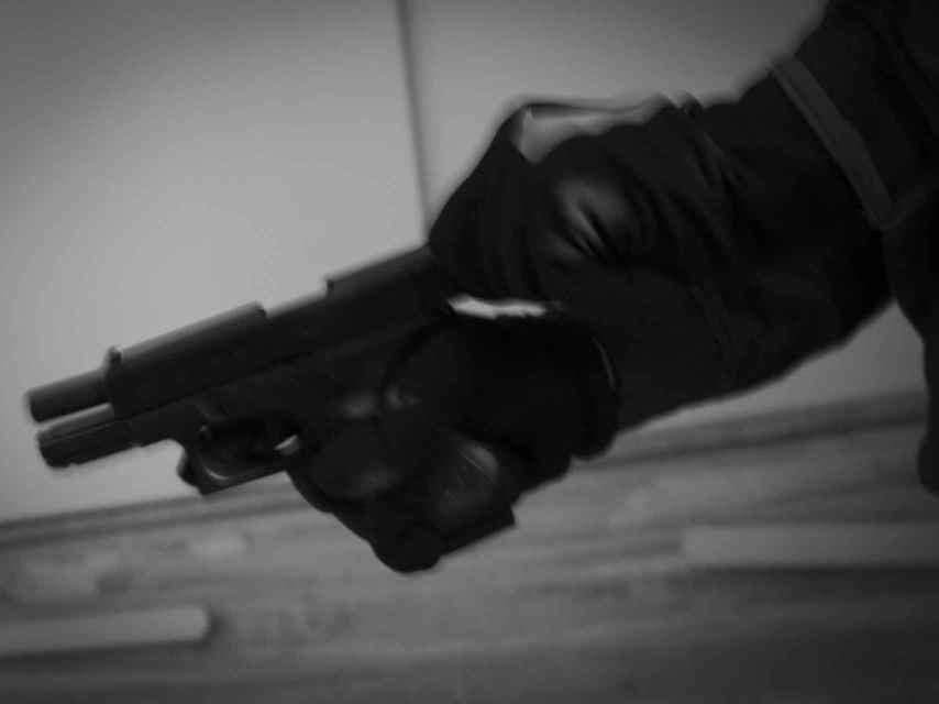 El narcotraficantes va armado. La pistola, una 9 milímetros parabellum, la ha adquirido en el mercado negro por 4.500 euros. / Marcos Moreno