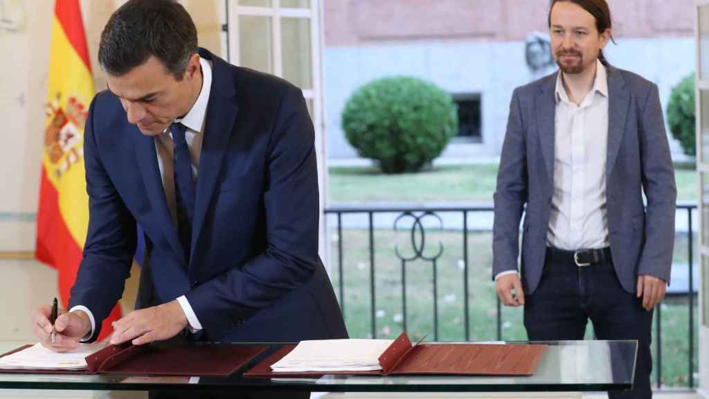 Pedro SÃƒÂ¡nchez firma el acuerdo en presencia de Pablo Iglesias.