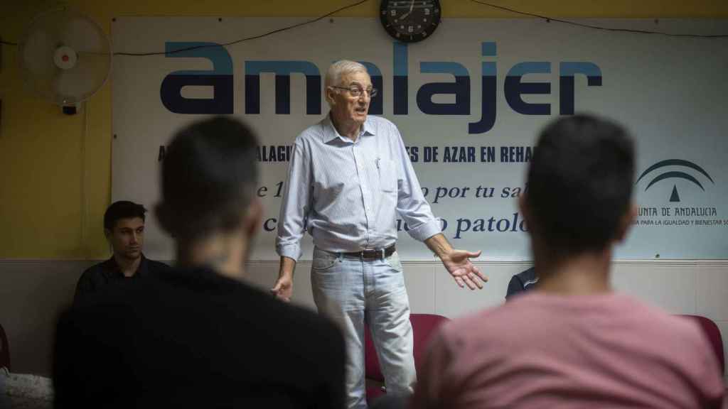 Antonio Villatorre, ludópata rehabilitado y terapeuta en Amalajer, durante una sesión en grupo de adictos al juego.