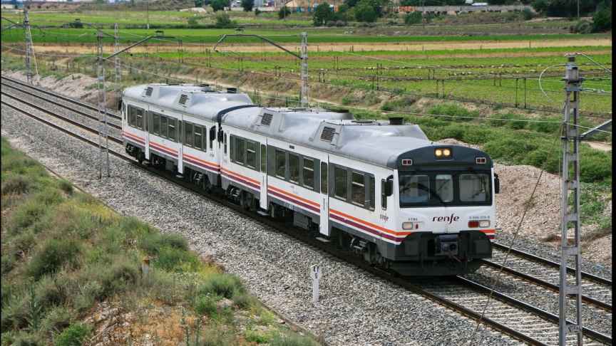 Un tren del modelo D596.