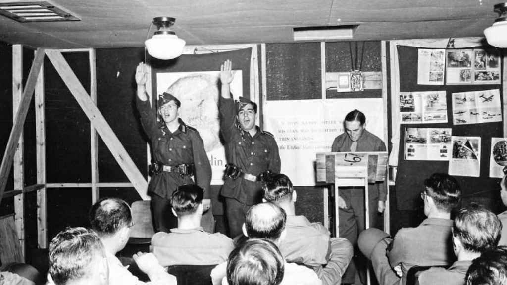 Demostración práctica de la histeria nazi en una de las clases de formación en Camp Ritchie.