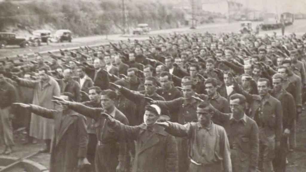 Prisioneros haciendo el saludo fascista en el campo de concentración de Irún, en Guipúzcoa