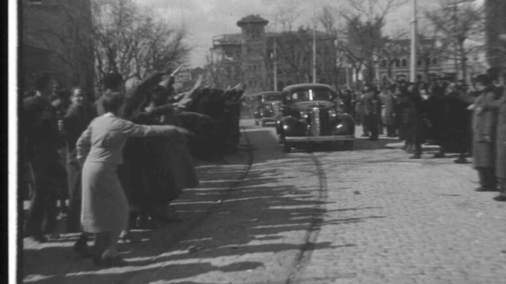 Dos coches con oficiales franquistas entran en Madrid en marzo de 1939.