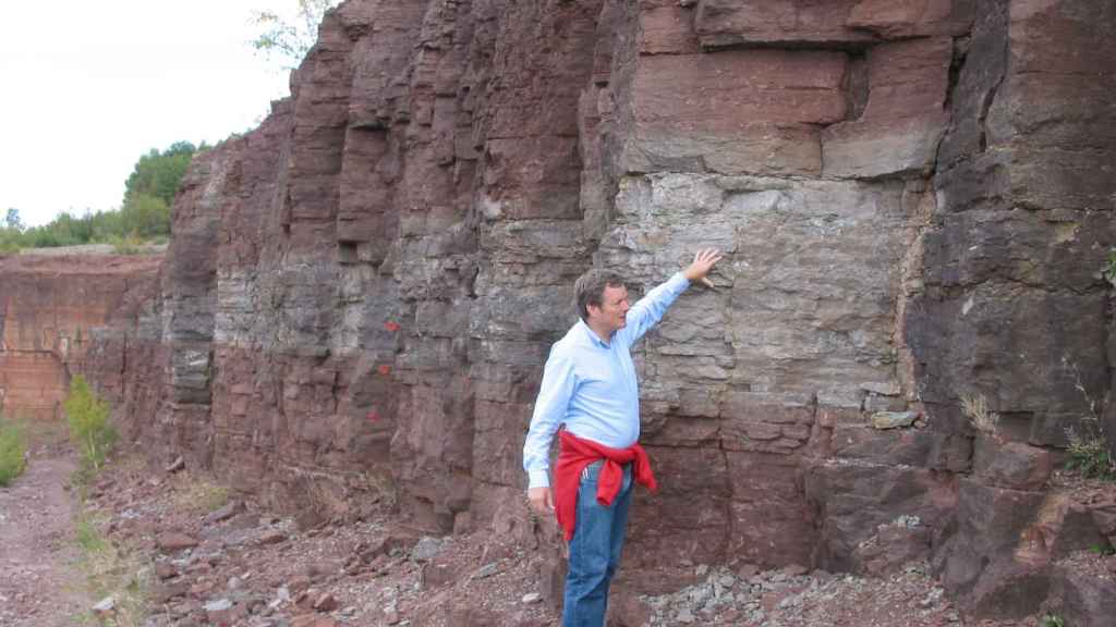 Schmitz señalando el estrato de roca que corresponde al lecho marino hace 466 millones de años. Philip R. Heck