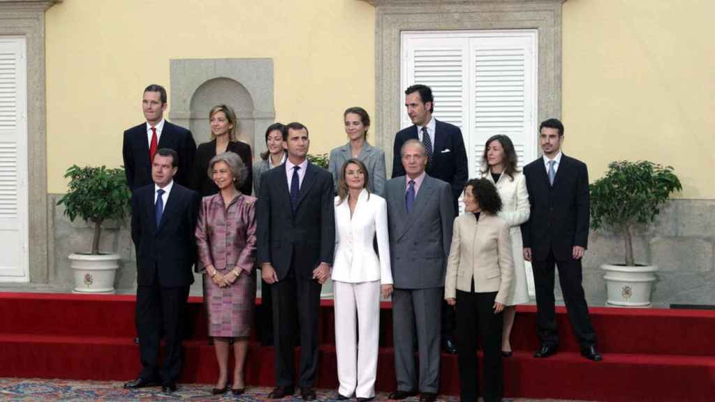 Una de las fotos de familia del día de la pedida de mano del entonces Príncipe de Asturias, Felipe, a Letizia, en 2003.